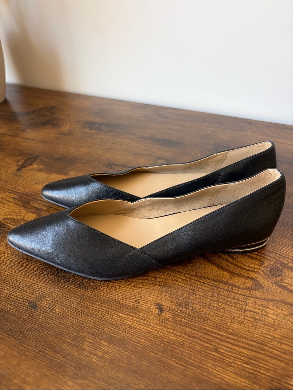 Naturalizer Havana Pointed Toe Flats in black leather - Size 6